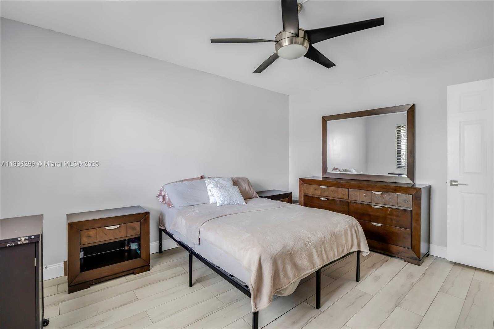 Small Image of 302 LAKEVIEW DR #202, Weston Number 15