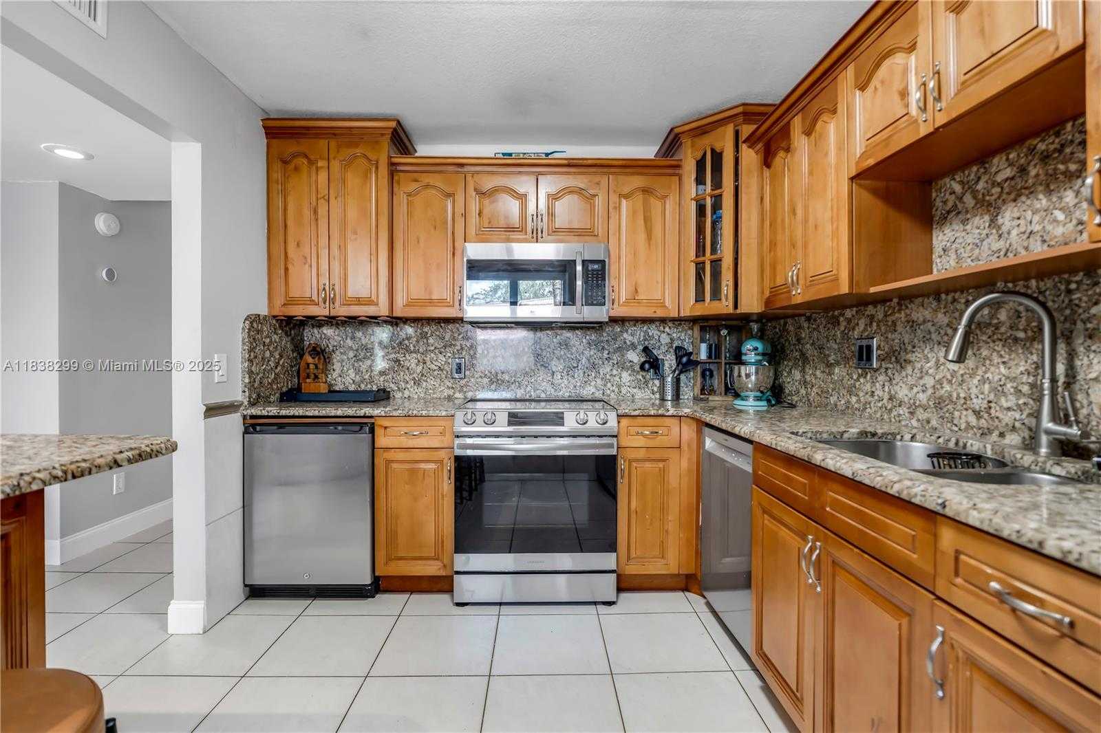 Small Image of 302 LAKEVIEW DR #202, Weston Number 2