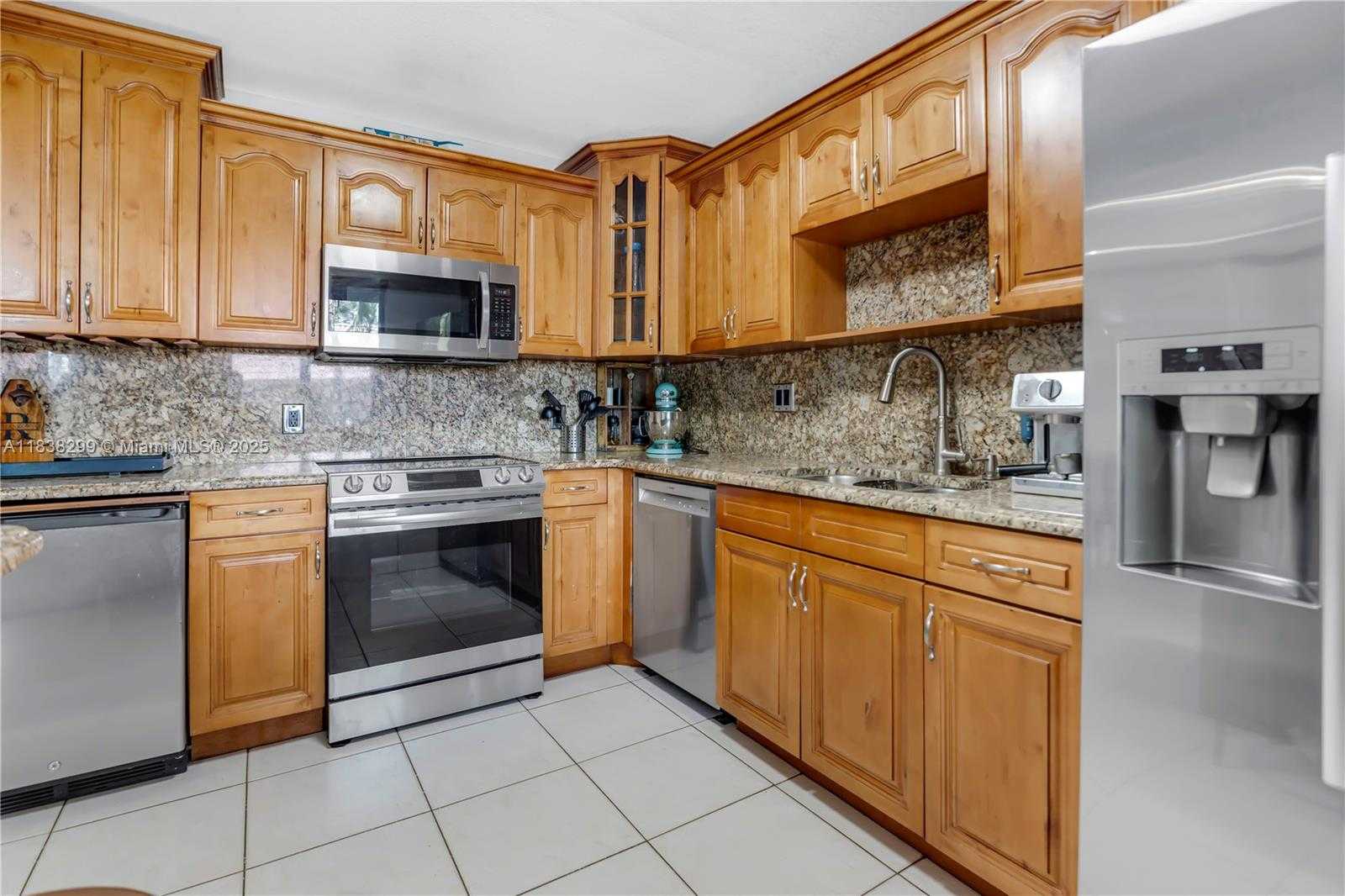 Small Image of 302 LAKEVIEW DR #202, Weston Number 3