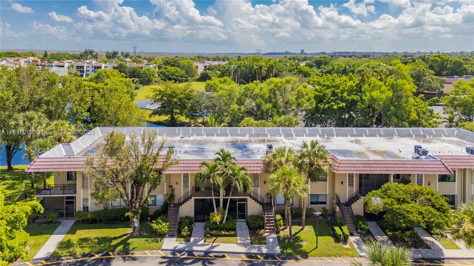 Small Image of 302 LAKEVIEW DR #202, Weston Number 35