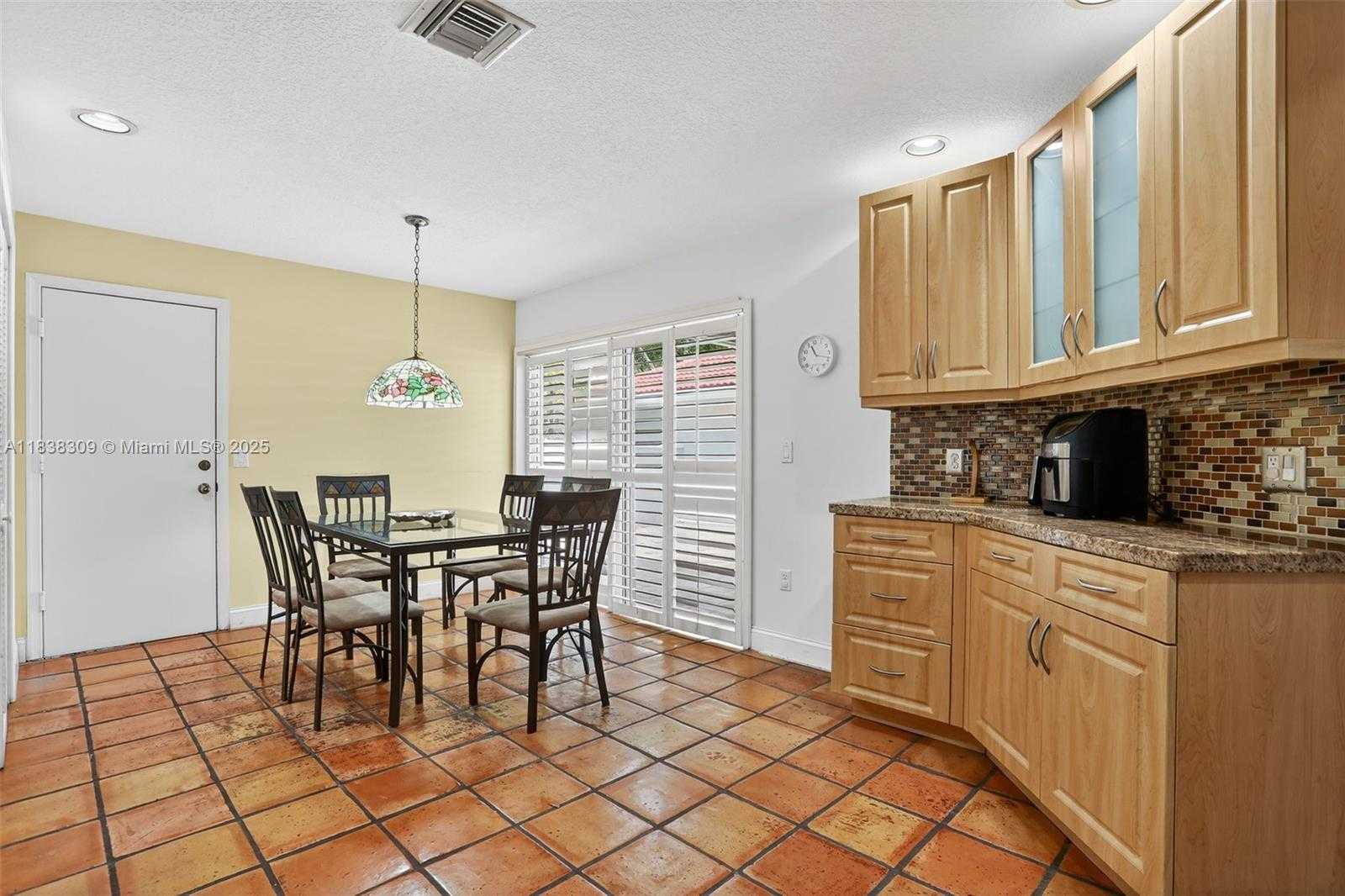 Small Image of 4119 WEST PALM AIRE DR #A4, Pompano Beach Number 8