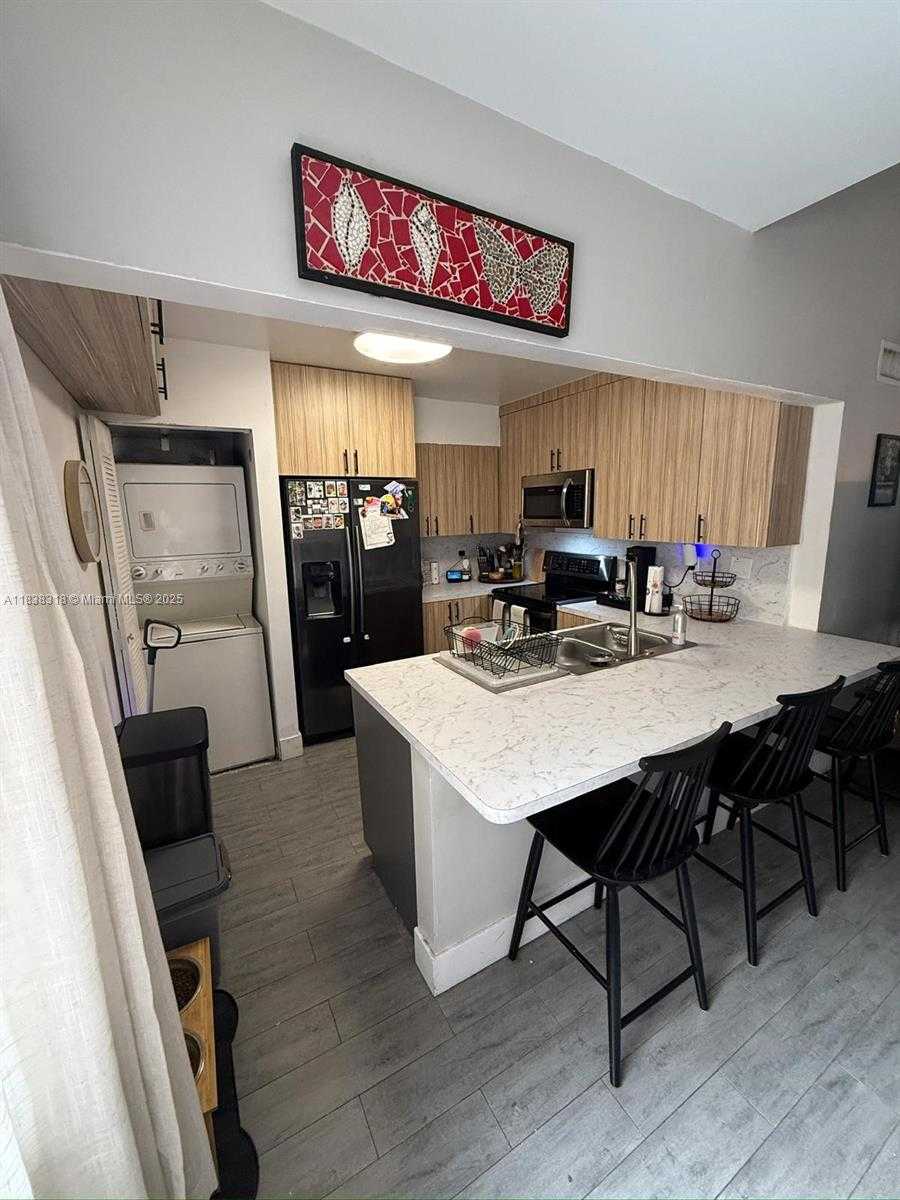 Small Image of 575 WEST PARK DR #202, Miami Number 4