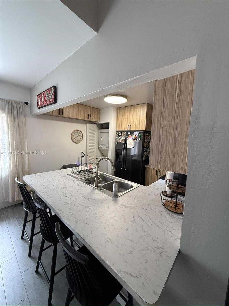 Small Image of 575 WEST PARK DR #202, Miami Number 5