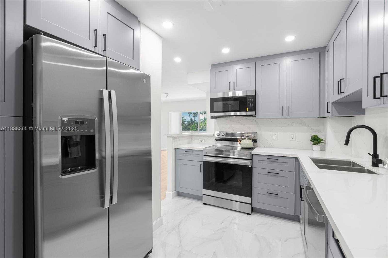 Small Image of 4400 HILLCREST DR #314B, Hollywood Number 11