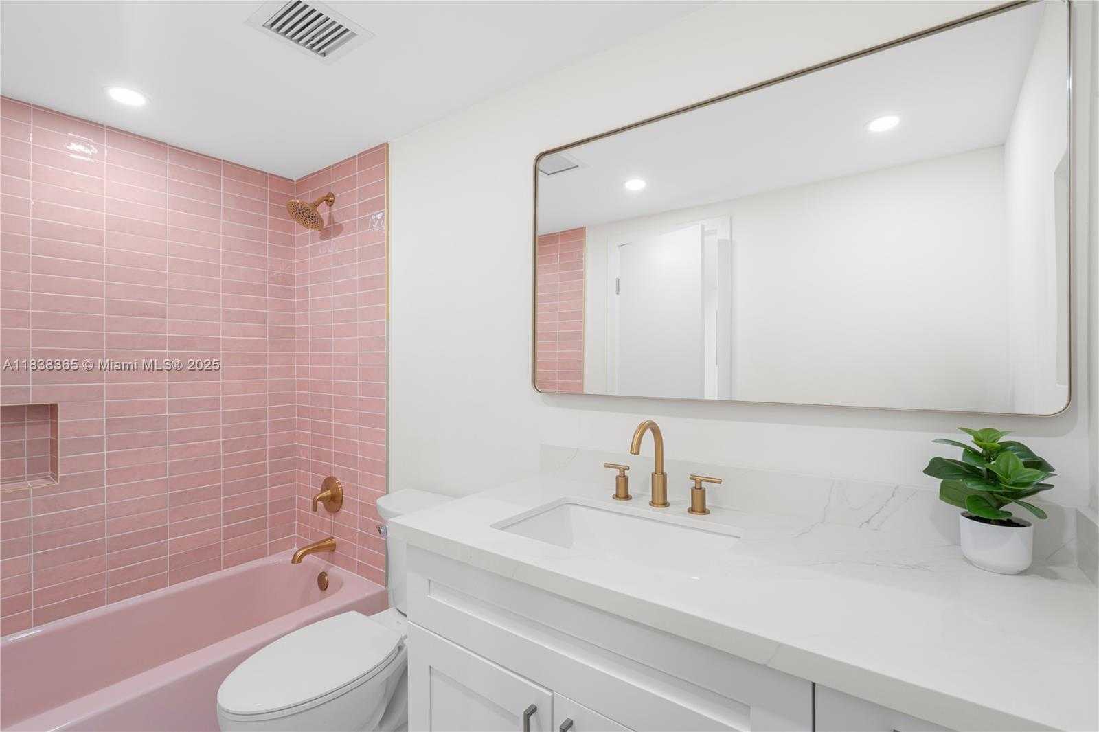 Small Image of 4400 HILLCREST DR #314B, Hollywood Number 14