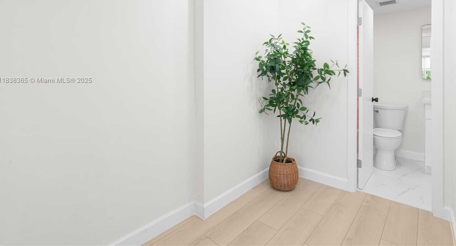 Small Image of 4400 HILLCREST DR #314B, Hollywood Number 15