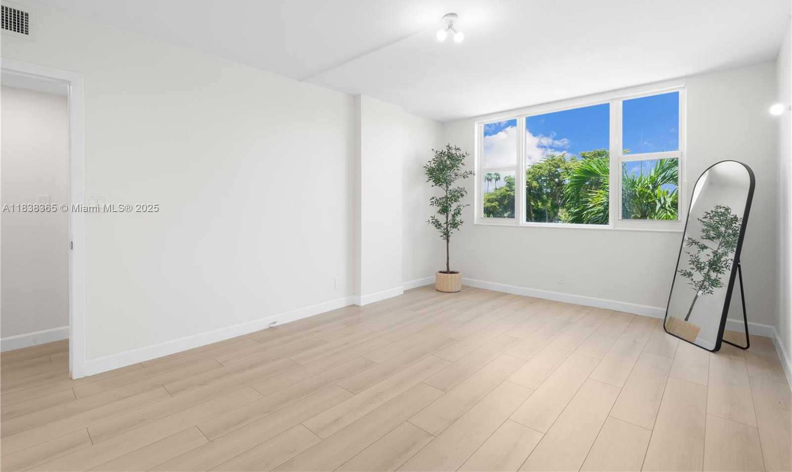 Small Image of 4400 HILLCREST DR #314B, Hollywood Number 19