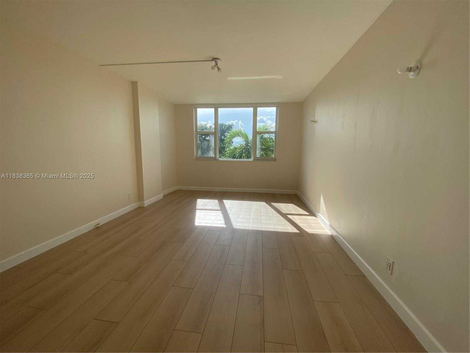 Small Image of 4400 HILLCREST DR #314B, Hollywood Number 26