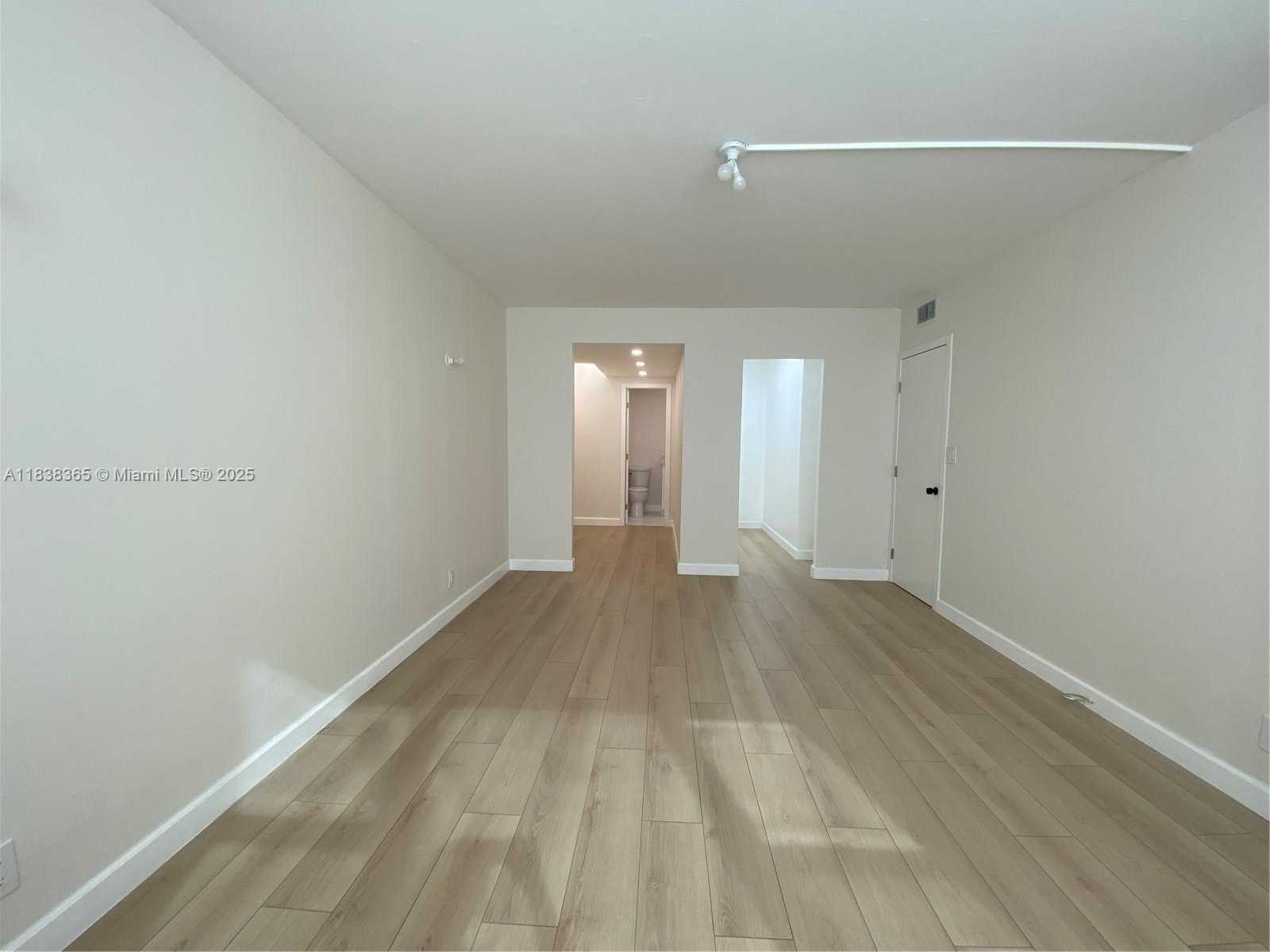 Small Image of 4400 HILLCREST DR #314B, Hollywood Number 27