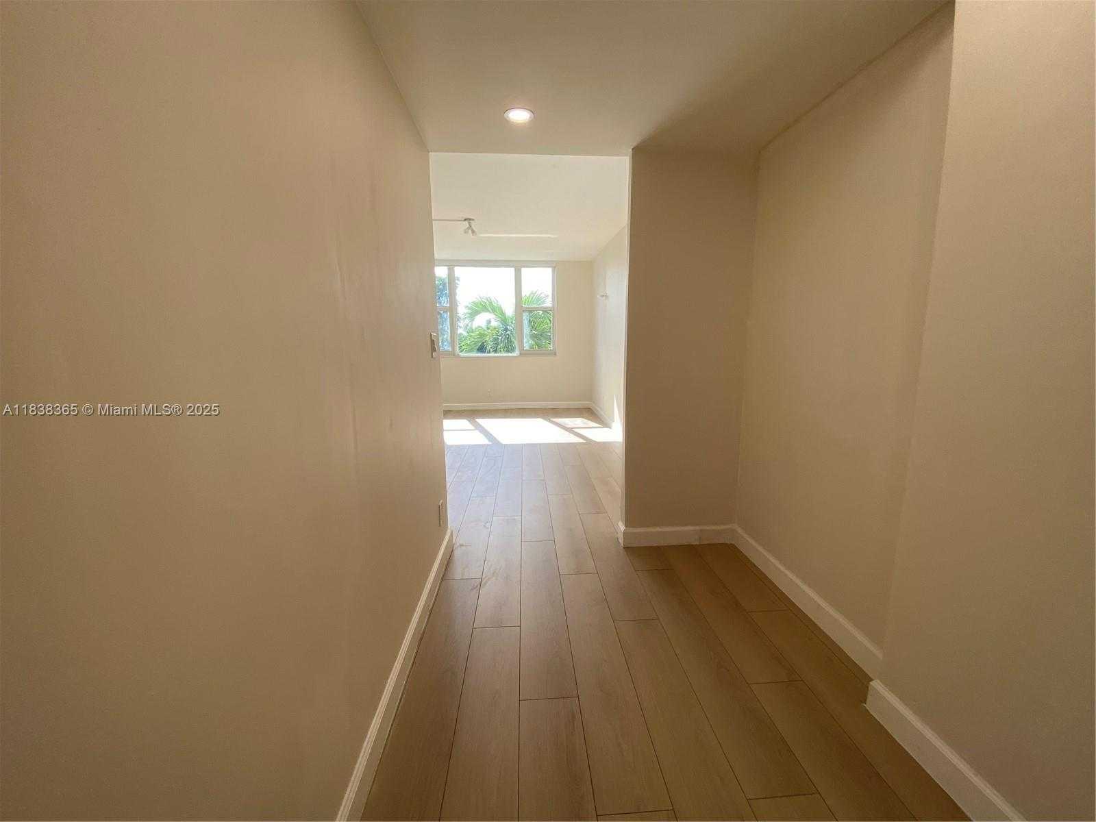 Small Image of 4400 HILLCREST DR #314B, Hollywood Number 28