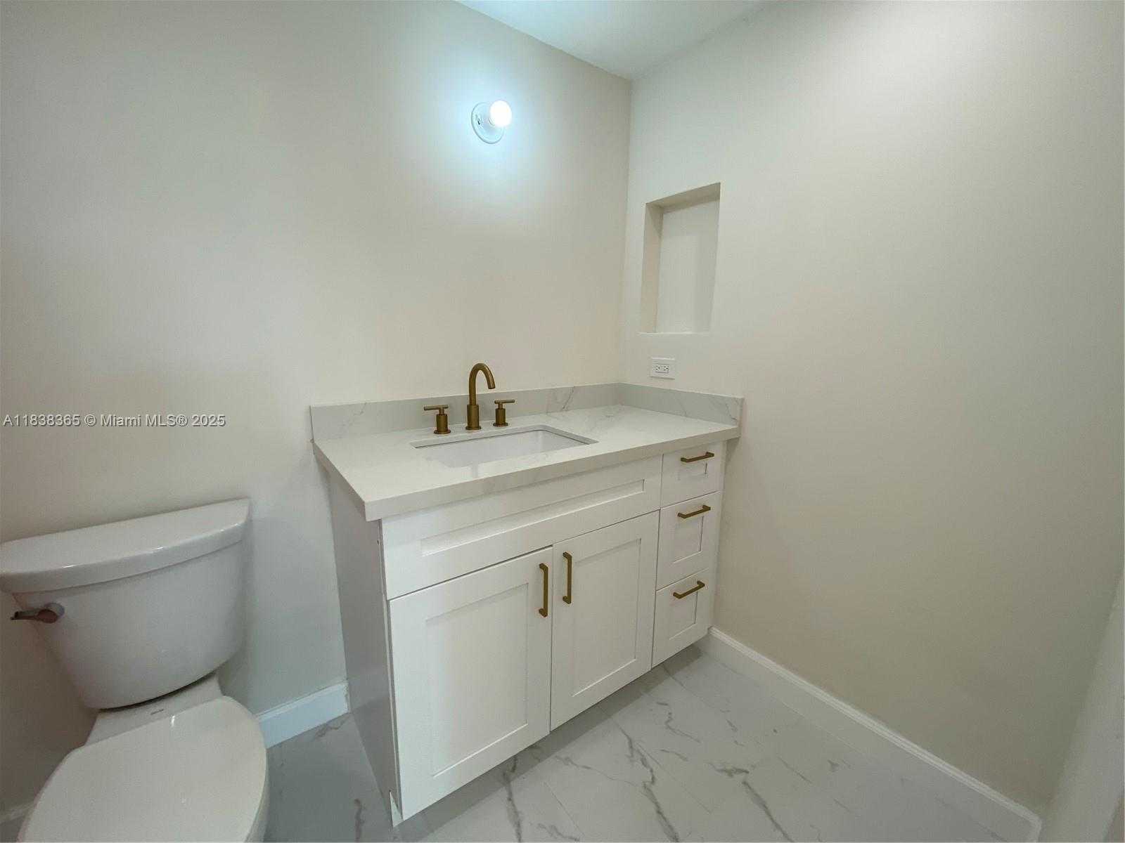 Small Image of 4400 HILLCREST DR #314B, Hollywood Number 30