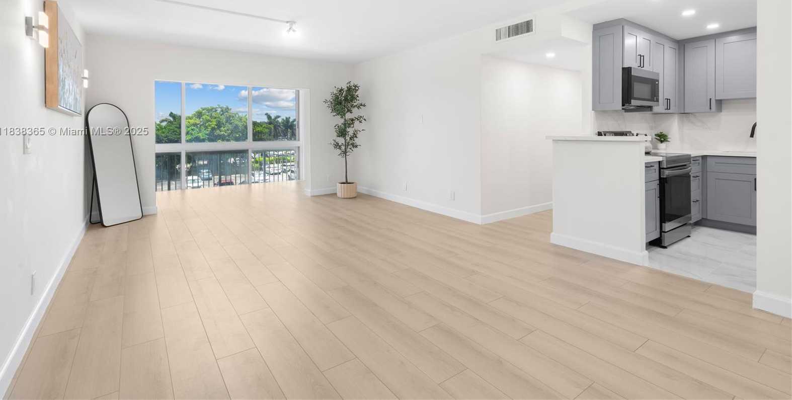 Small Image of 4400 HILLCREST DR #314B, Hollywood Number 4