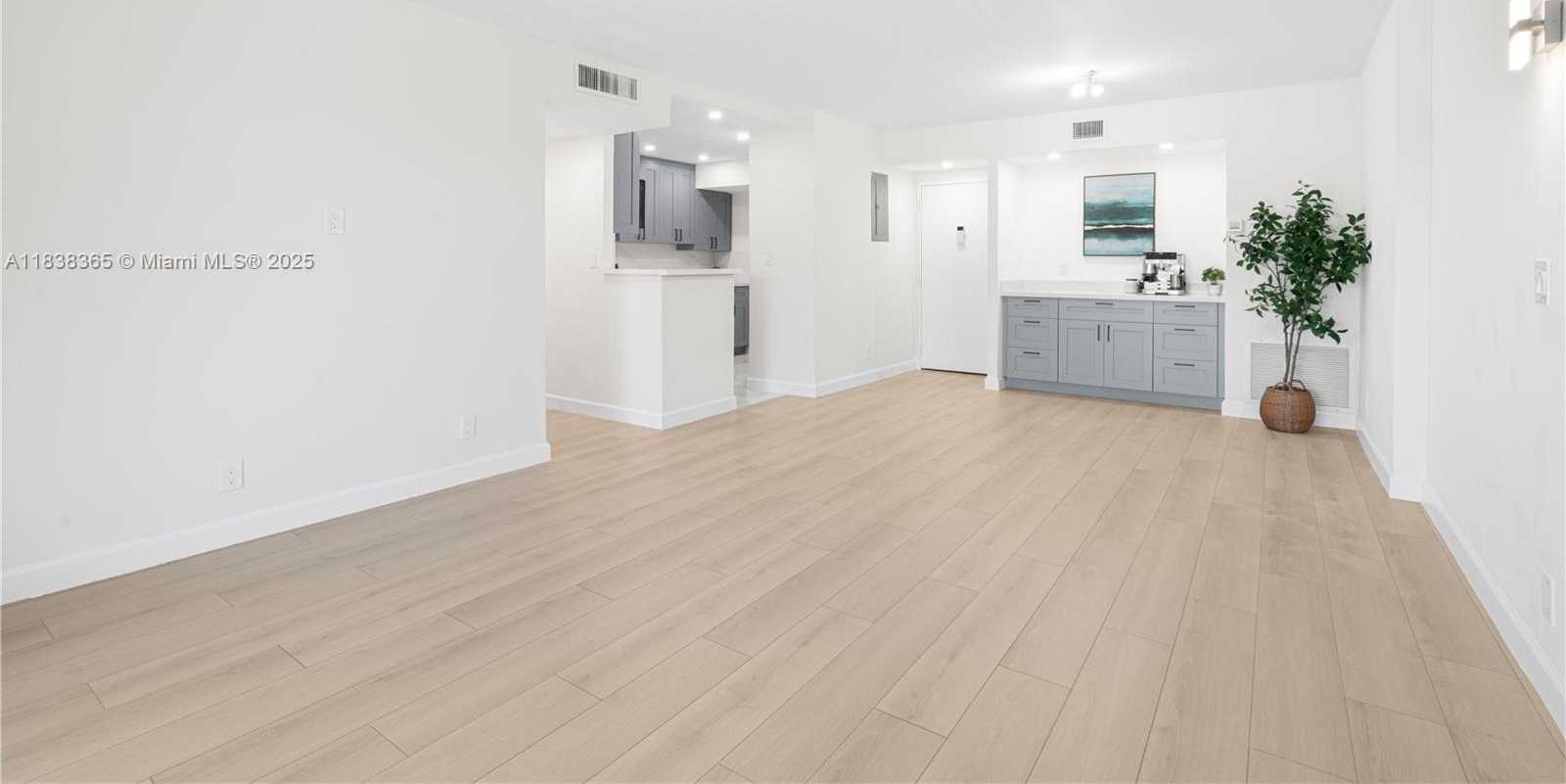 Small Image of 4400 HILLCREST DR #314B, Hollywood Number 5