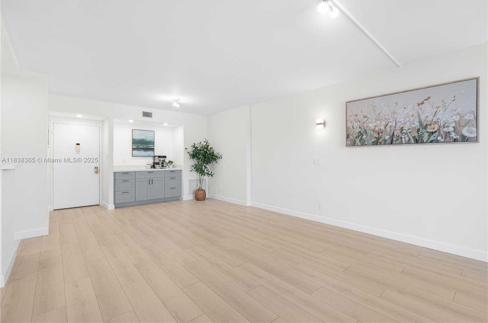 Small Image of 4400 HILLCREST DR #314B, Hollywood Number 6