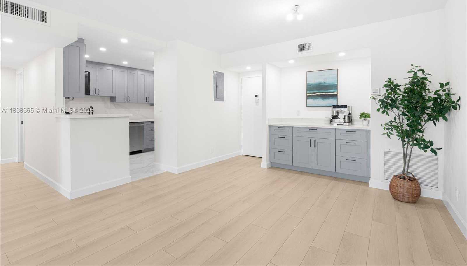 Small Image of 4400 HILLCREST DR #314B, Hollywood Number 7