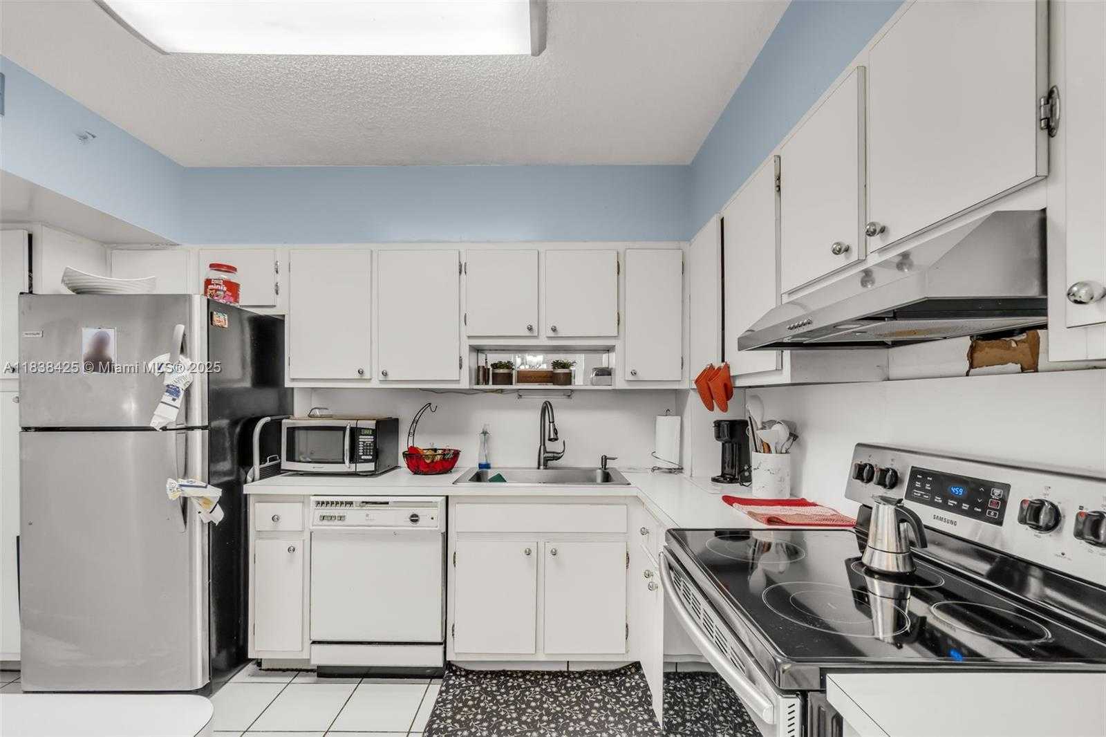 Small Image of 4001 HILLCREST DR #812, Hollywood Number 13