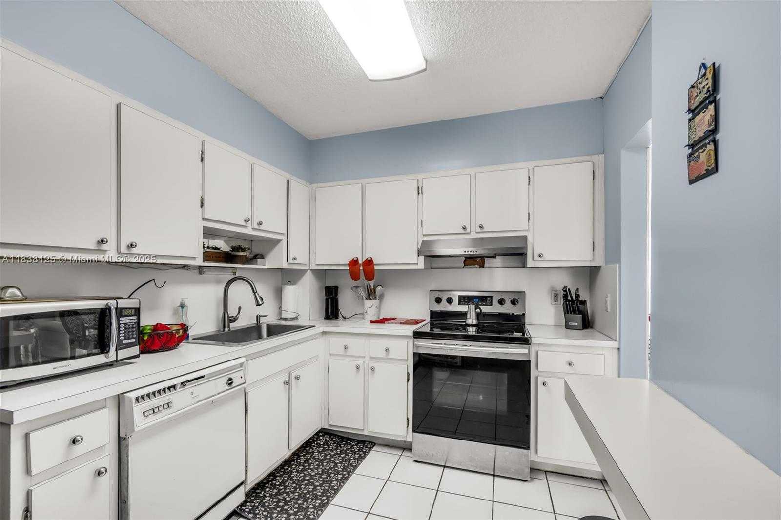 Small Image of 4001 HILLCREST DR #812, Hollywood Number 14