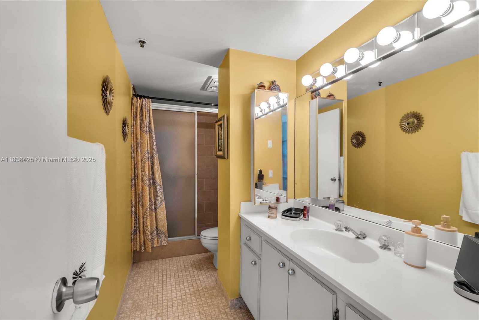 Small Image of 4001 HILLCREST DR #812, Hollywood Number 17