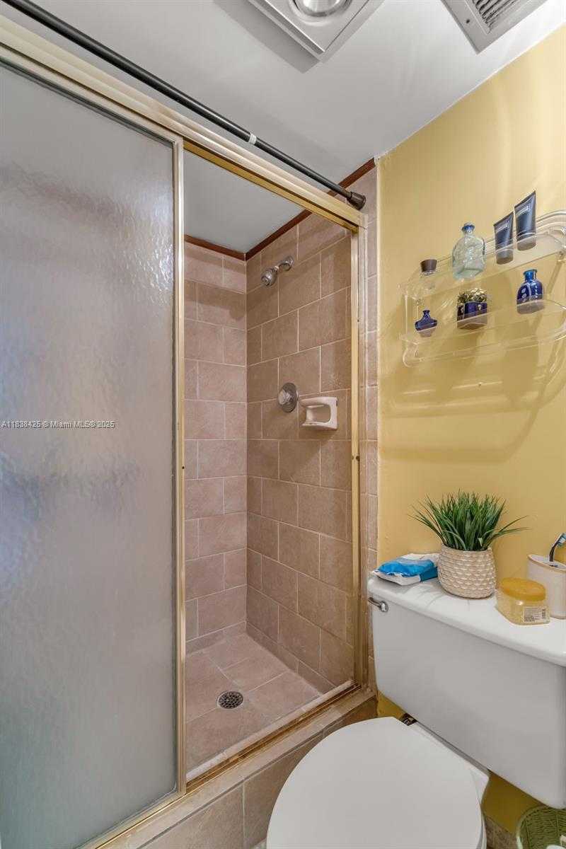Small Image of 4001 HILLCREST DR #812, Hollywood Number 18