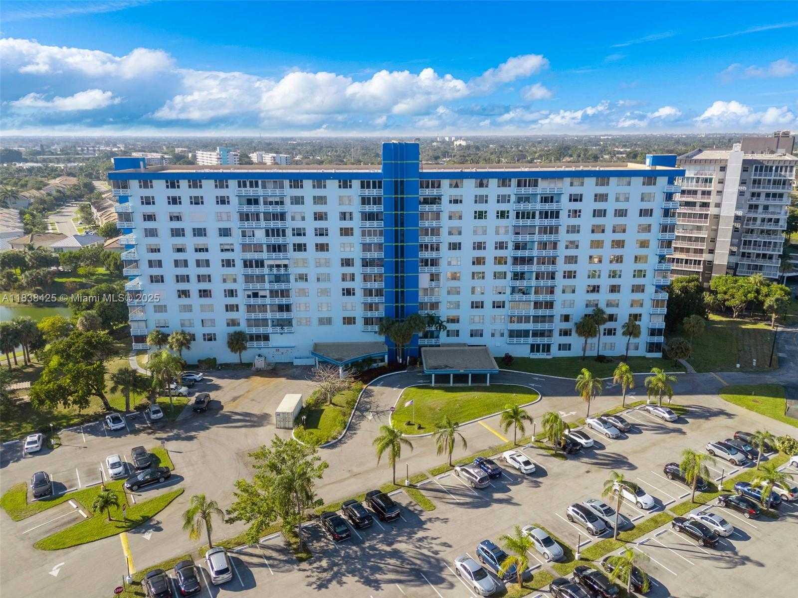 Small Image of 4001 HILLCREST DR #812, Hollywood Number 2