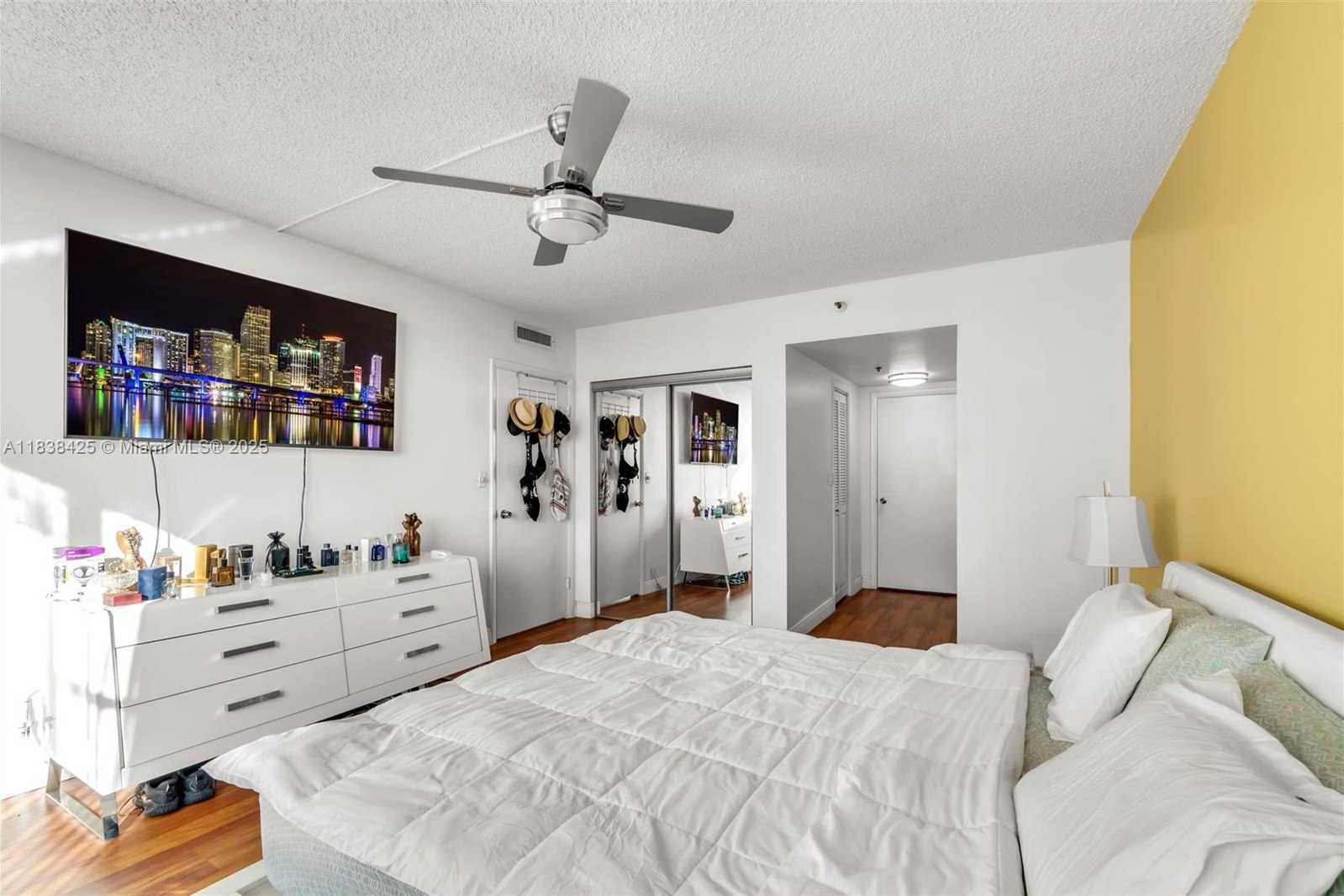 Small Image of 4001 HILLCREST DR #812, Hollywood Number 20