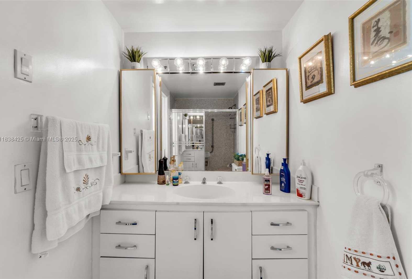 Small Image of 4001 HILLCREST DR #812, Hollywood Number 24