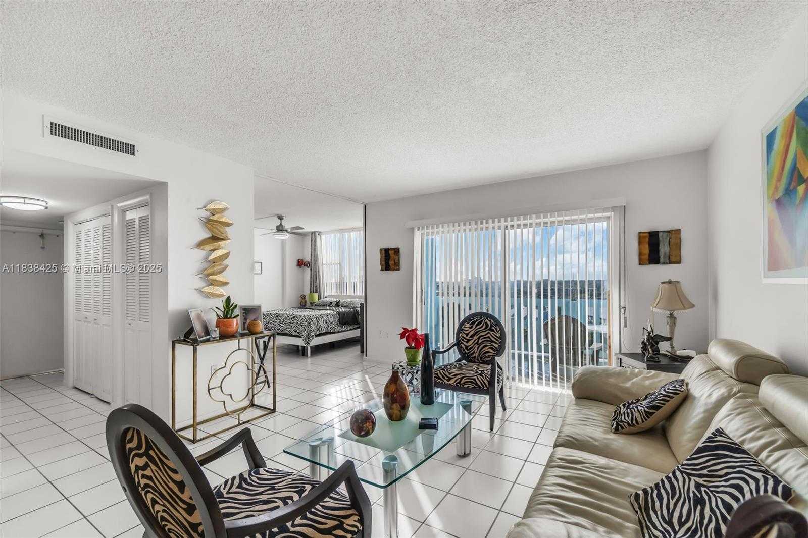 Small Image of 4001 HILLCREST DR #812, Hollywood Number 7