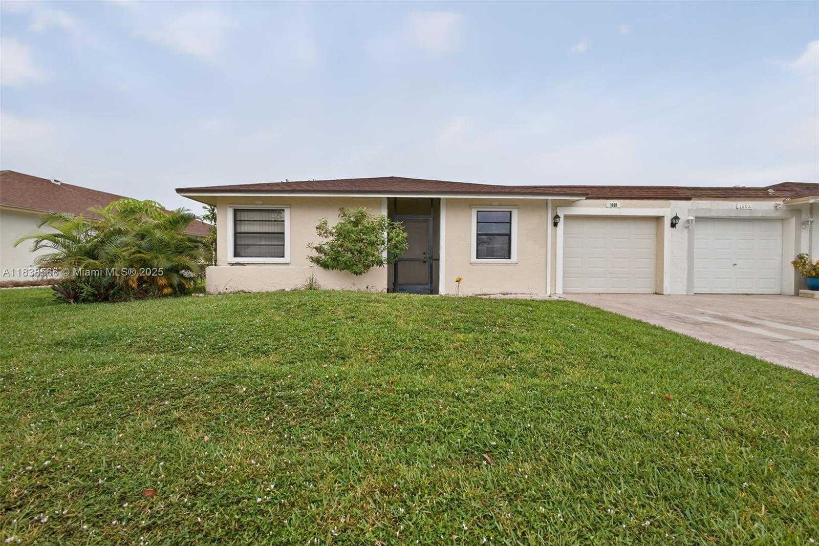 Small Image of 1600 GRANFERN AVE, West Palm Beach Number 2