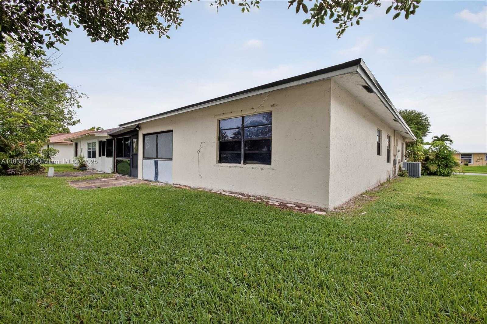 Small Image of 1600 GRANFERN AVE, West Palm Beach Number 28
