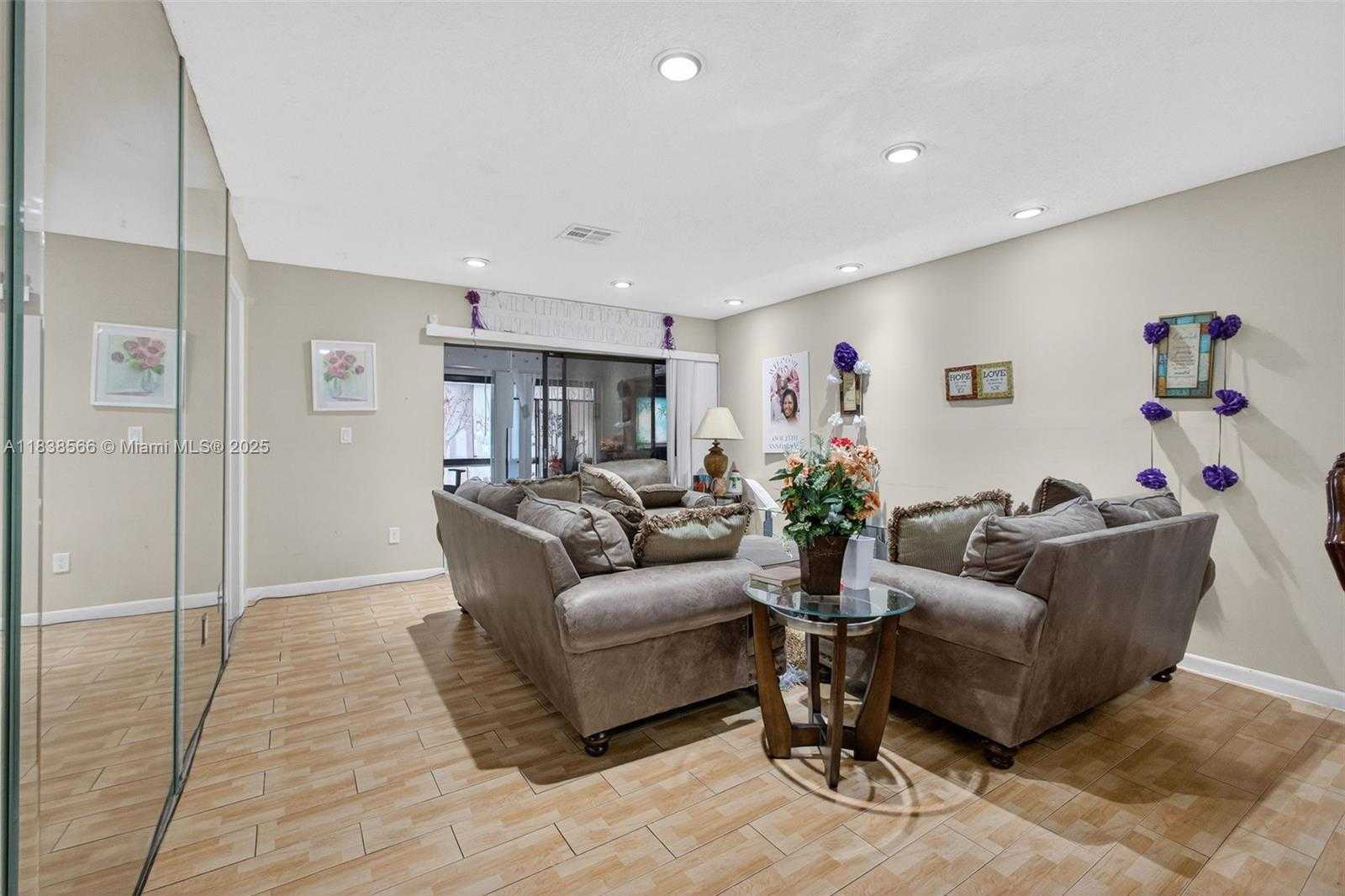 Small Image of 1600 GRANFERN AVE, West Palm Beach Number 6