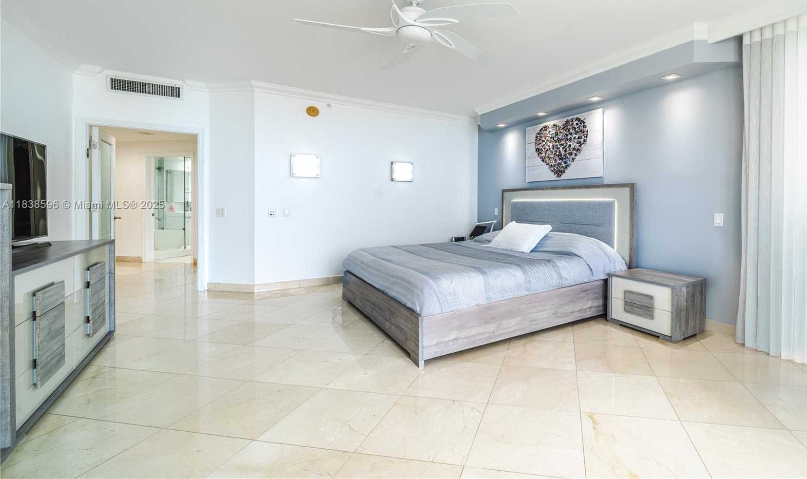 Small Image of 21050 POINT PL #2601, Aventura Number 26