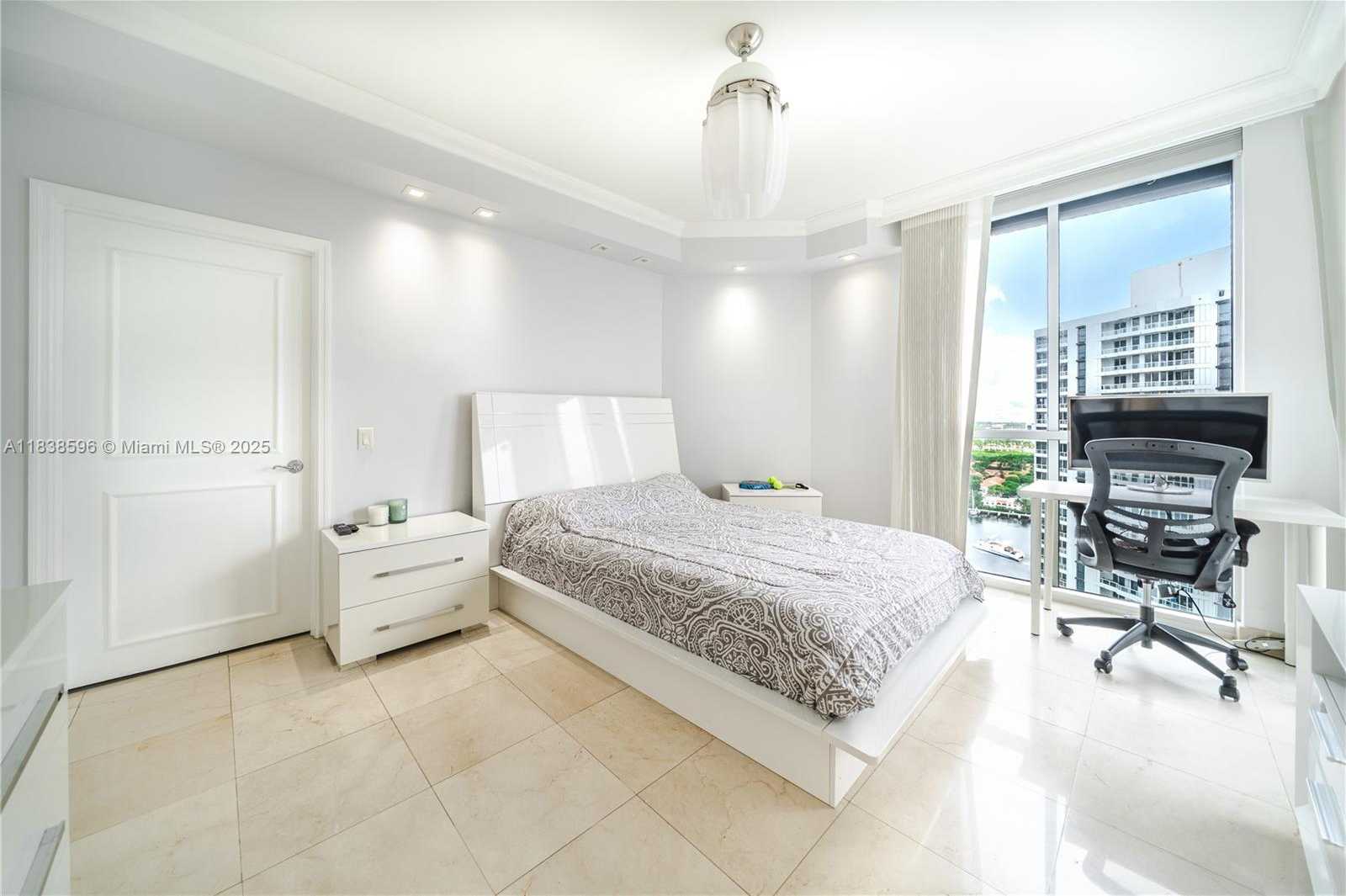 Small Image of 21050 POINT PL #2601, Aventura Number 31