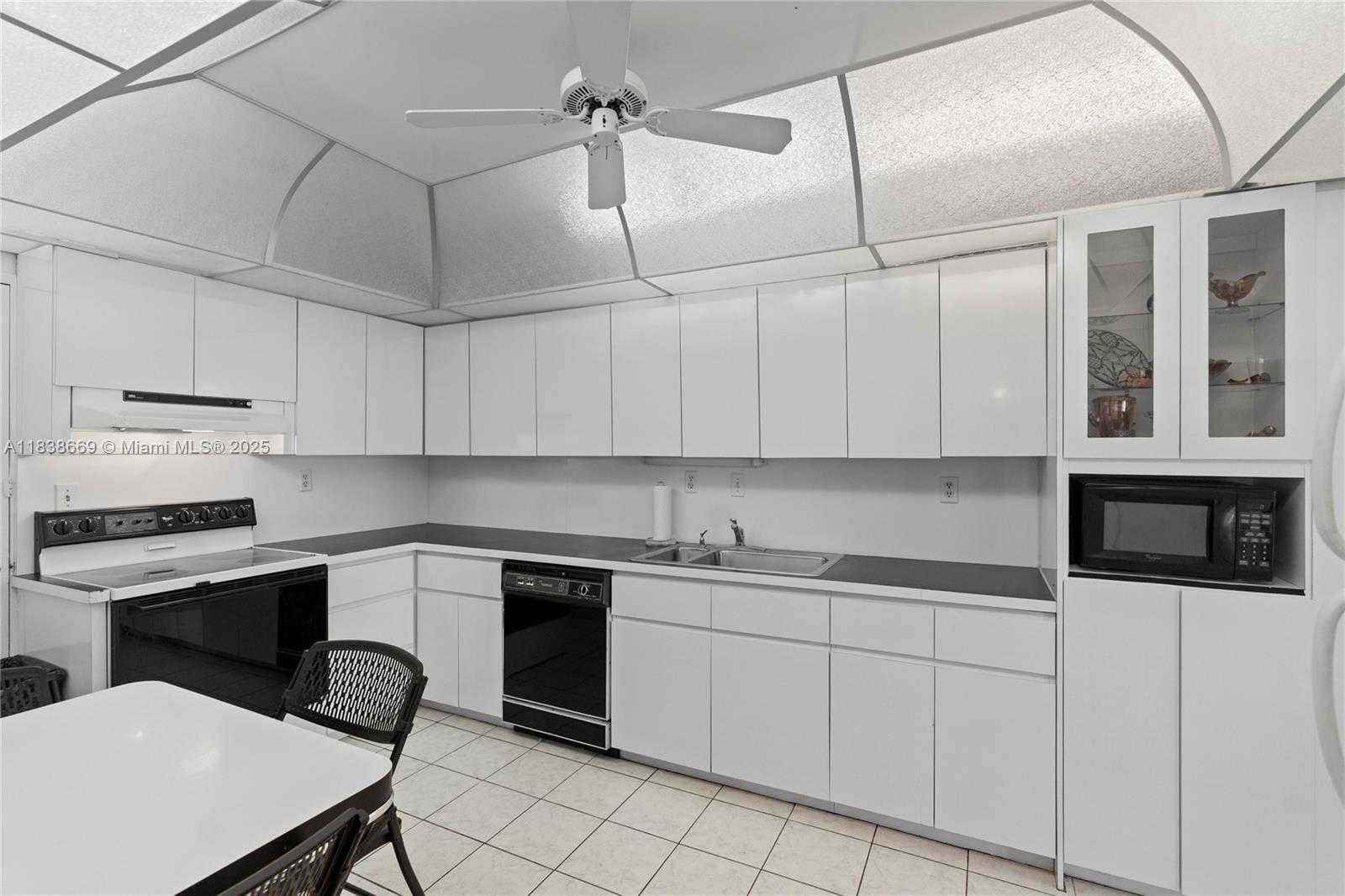 Small Image of 5001 COLLINS AVE #4G, Miami Beach Number 15