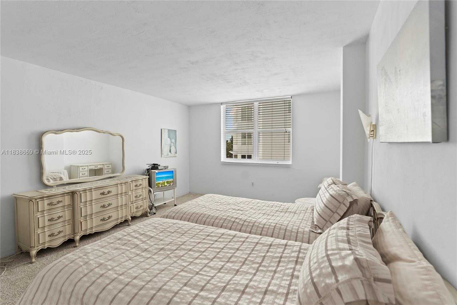 Small Image of 5001 COLLINS AVE #4G, Miami Beach Number 24