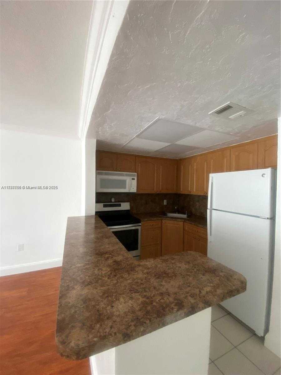Small Image of 13920 LAKE PLACID CT #B15, Miami Lakes Number 5