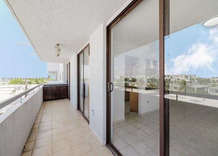 Small Image of 7300 WAYNE AVE #418, Miami Beach Number 3