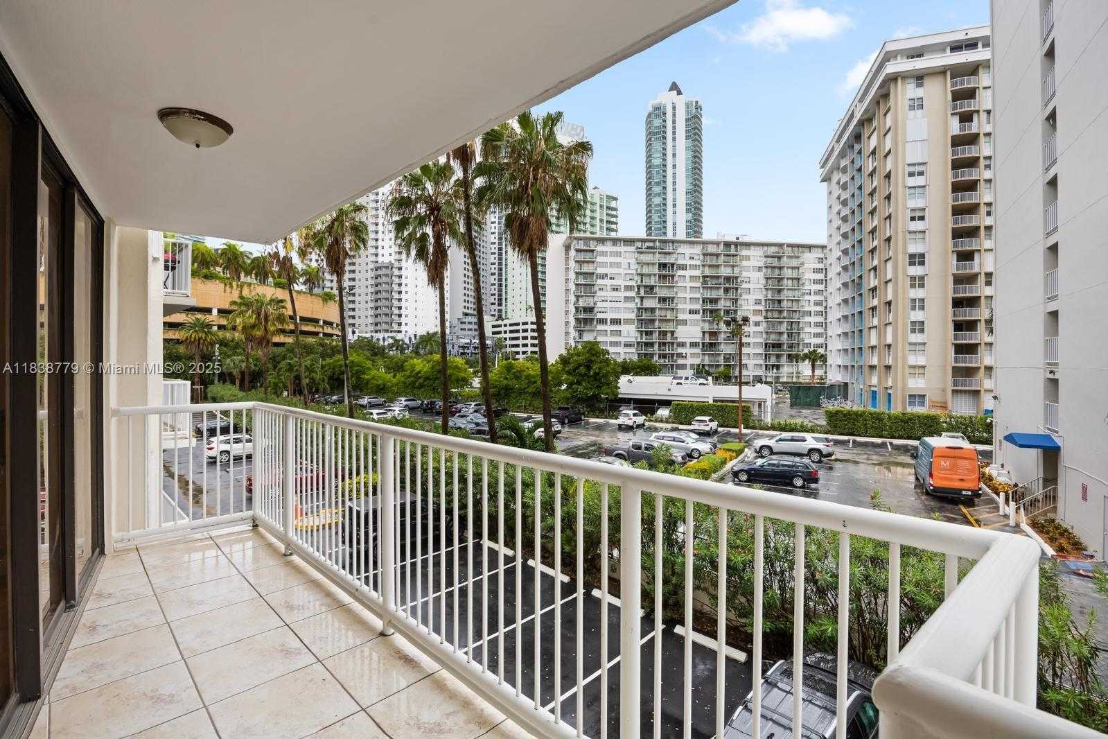 Small Image of 1440 BRICKELL BAY DR #307, Miami Number 4
