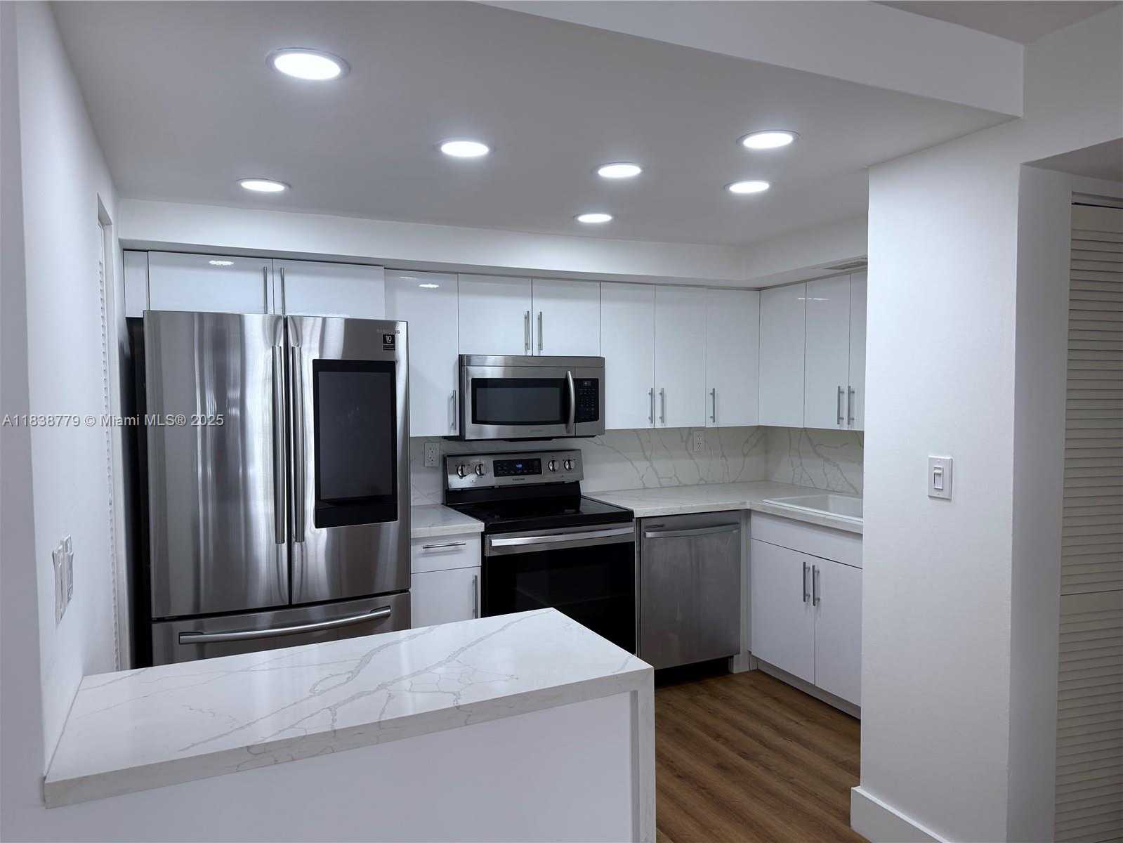 Small Image of 1440 BRICKELL BAY DR #307, Miami Number 8