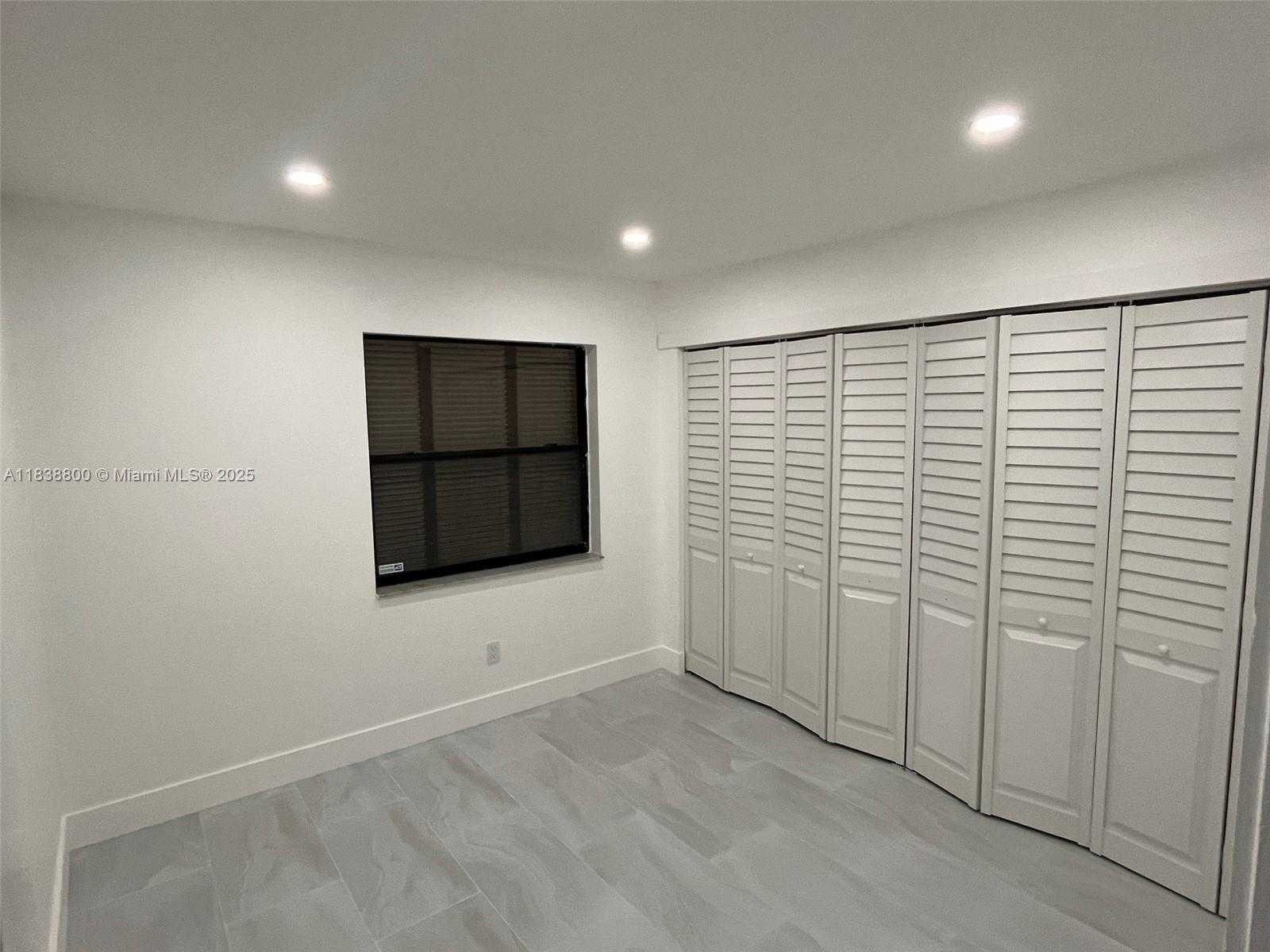 Small Image of Miami Number 12