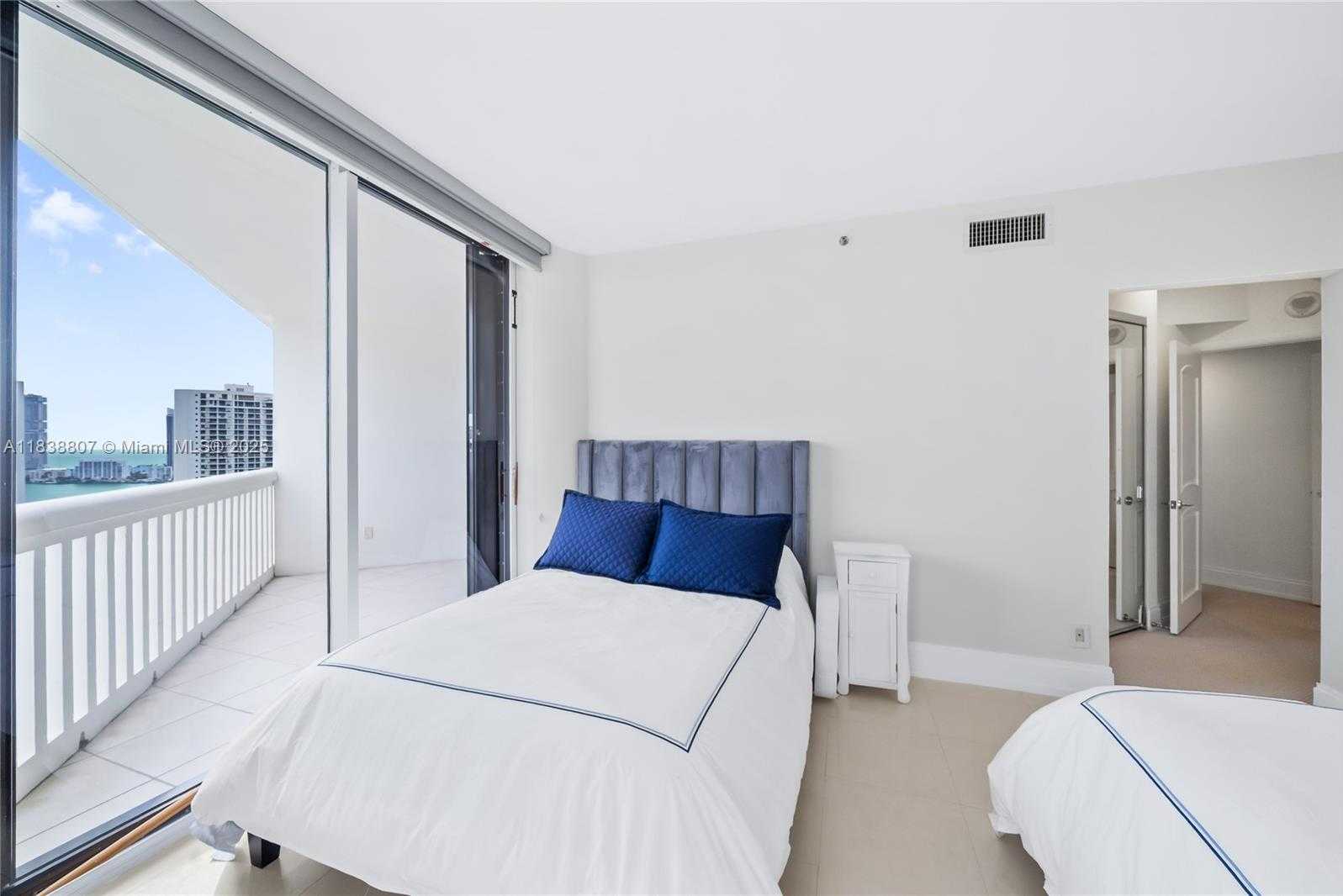 Small Image of 2000 ISLAND BLVD #2409, Aventura Number 16