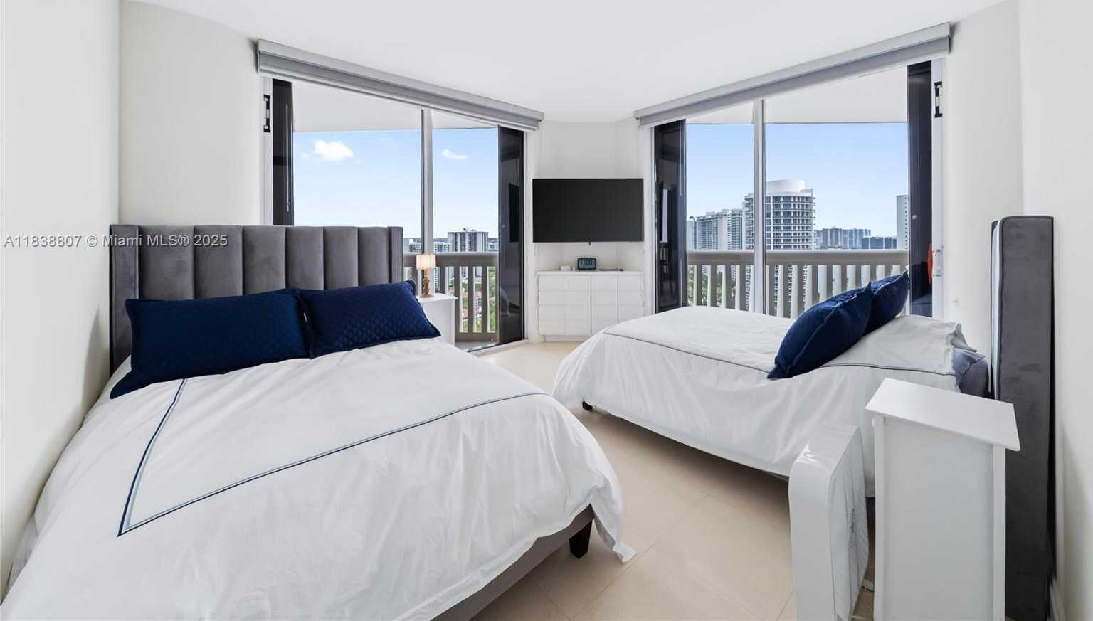 Small Image of 2000 ISLAND BLVD #2409, Aventura Number 17