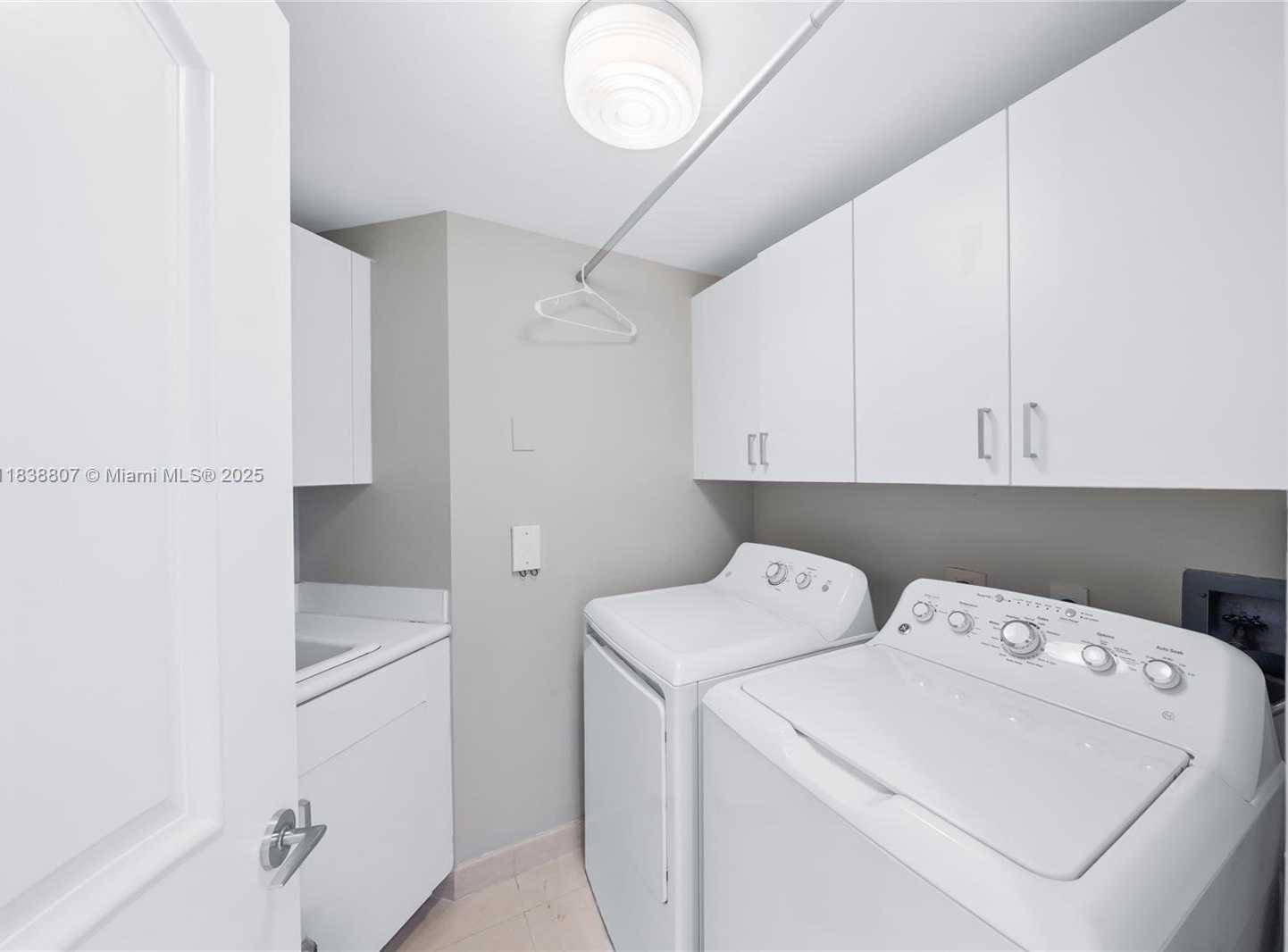 Small Image of 2000 ISLAND BLVD #2409, Aventura Number 27