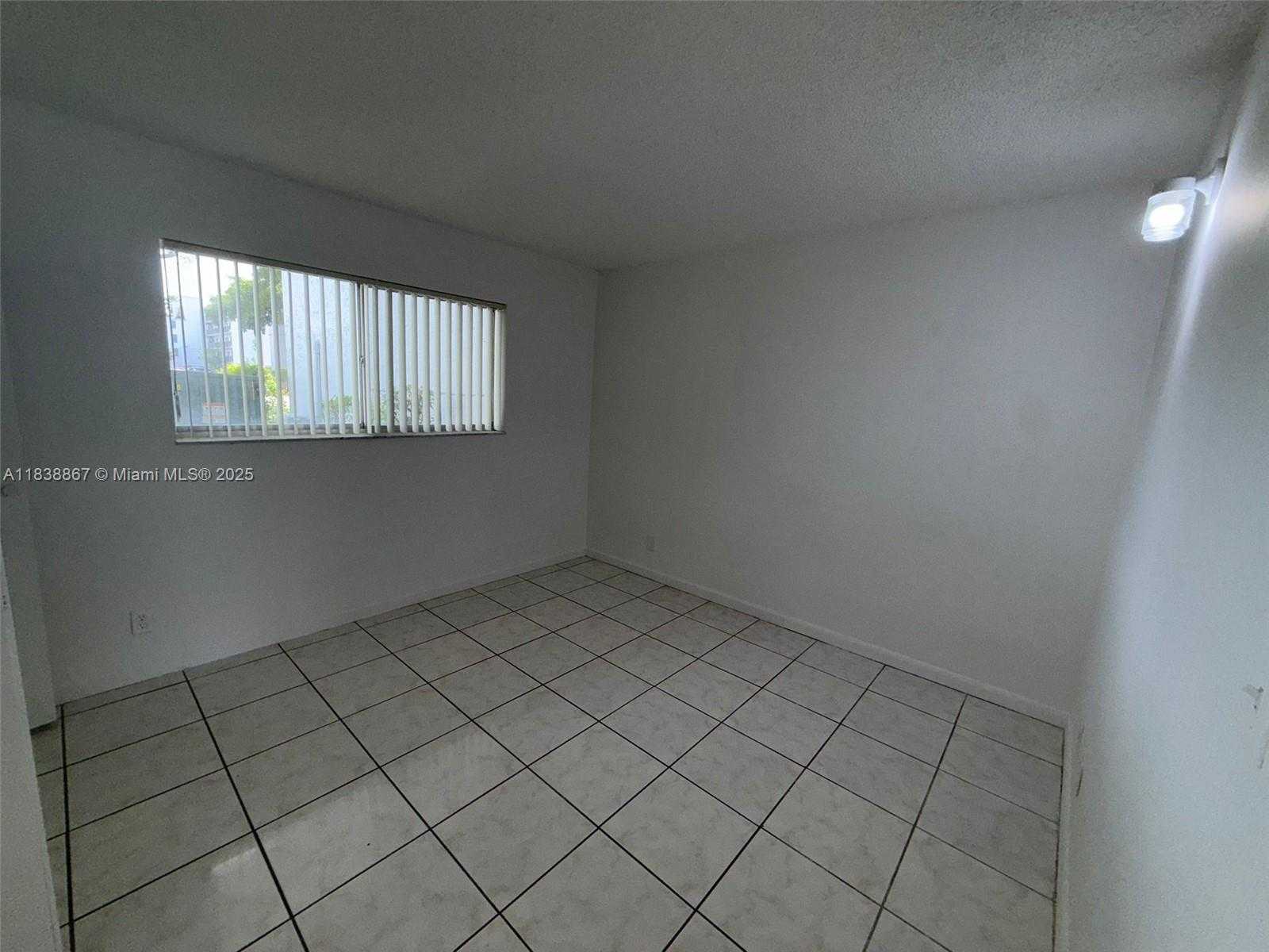Small Image of 8560 NORTH SHERMAN CIR #105, Miramar Number 11