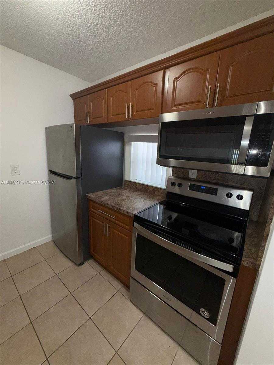 Small Image of 8560 NORTH SHERMAN CIR #105, Miramar Number 4