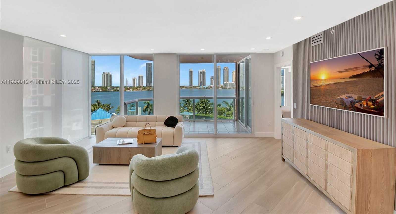 Small Image of 3370 HIDDEN BAY DR #812, Aventura Number 2