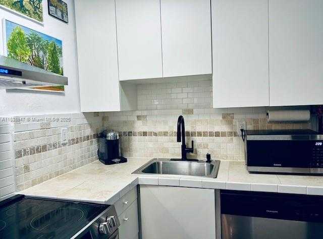 Small Image of 2899 COLLINS AVE #1504, Miami Beach Number 15