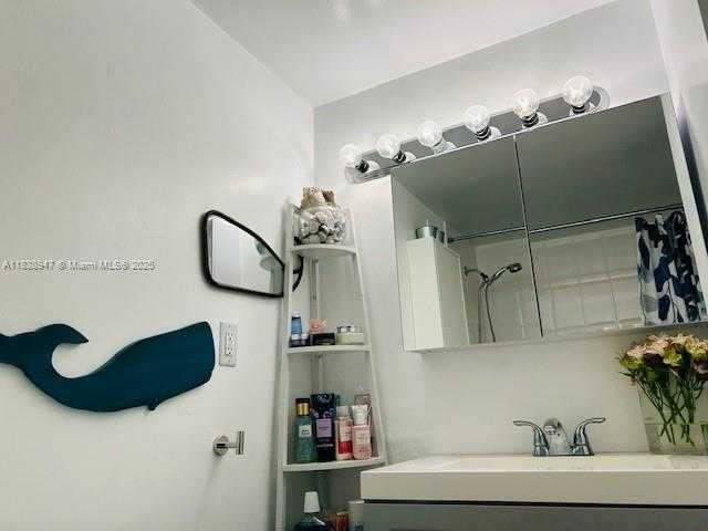 Small Image of 2899 COLLINS AVE #1504, Miami Beach Number 20