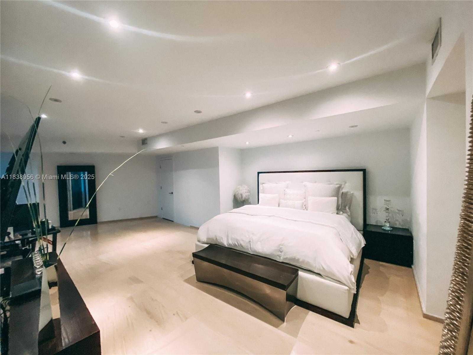 Small Image of 465 BRICKELL AVE #1101, Miami Number 30