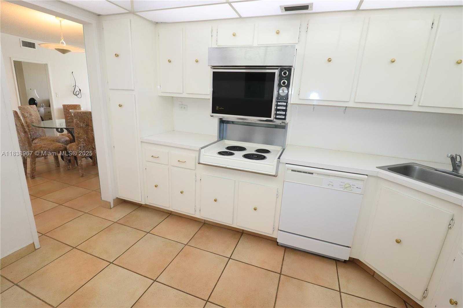 Small Image of 5601 Collins Ave, Miami Beach, FL 33140, USA Number 11