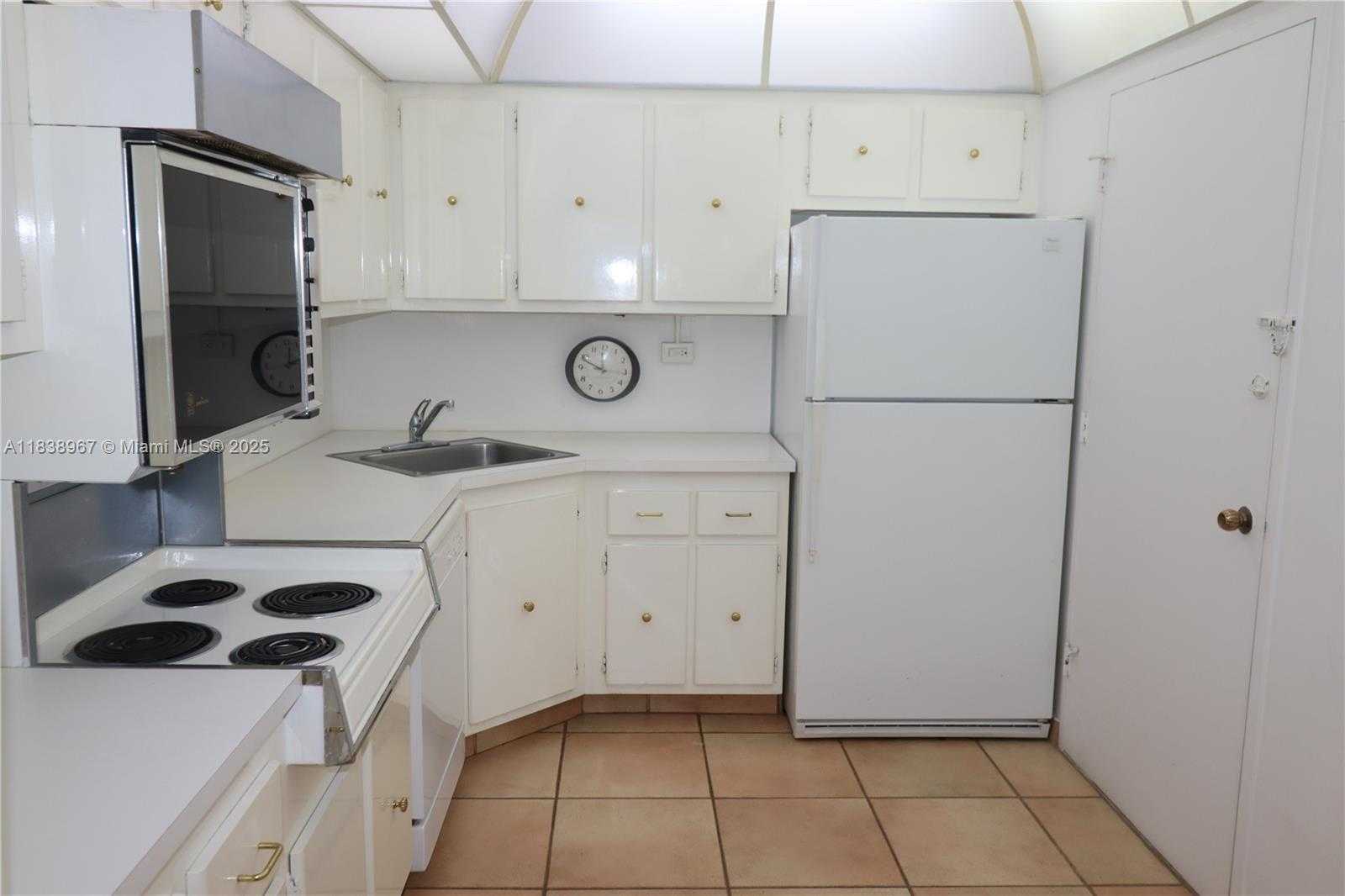 Small Image of 5601 Collins Ave, Miami Beach, FL 33140, USA Number 9